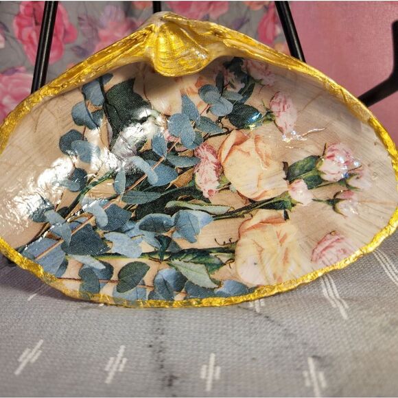DECOUPAGE CLAM SHELL DECOUPAGE PINK ROSES 🌹 ON A CLAM SHELL TRINKET DISH - Picture 1 of 10